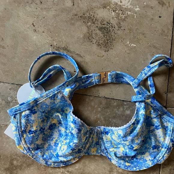 Kulani Kinis swimwear top NWT 2X Large.Blues and yellow with brass colored clasp - Picture 9 of 12